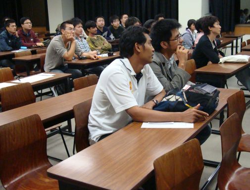 熱心に聞き入る留学生たち