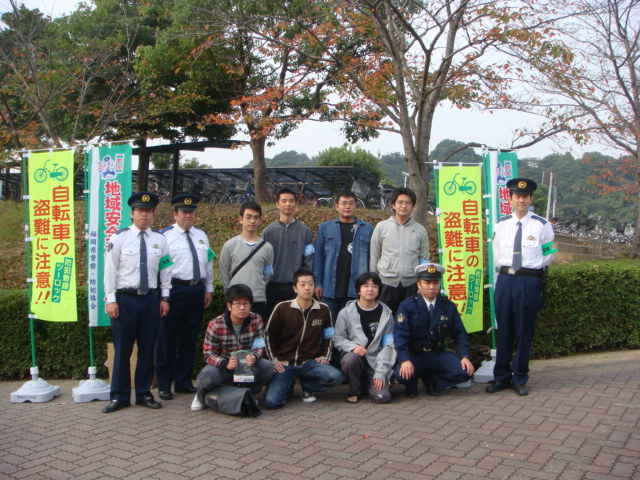 街頭キャンペーンに参加した学生