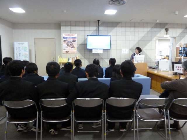 附属図書館を見学する嘉穂東高校一行