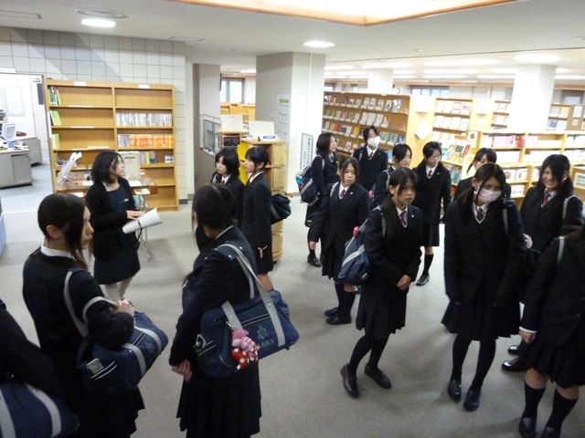 附属図書館の見学