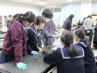 筑紫女学園の中学２年生に特別プログラムを実施しました。