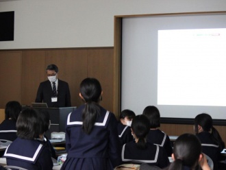 筑紫女学園高等学校1年生を対象に探究活動に関わるキーワード講演を実施しました。
