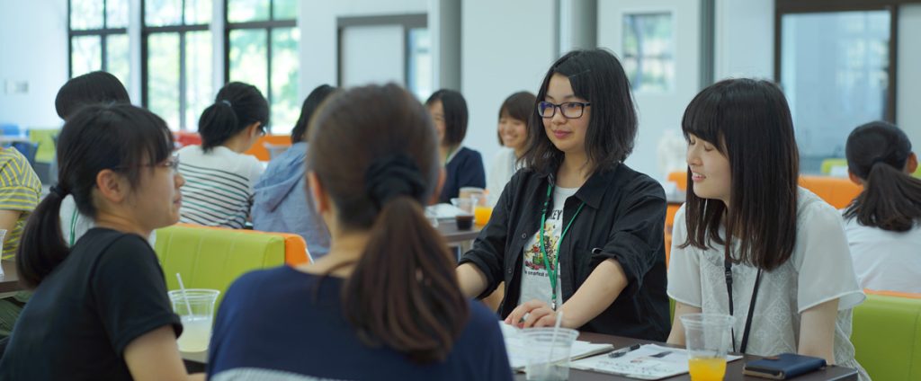 女子カフェで大学生と高校生が話している様子