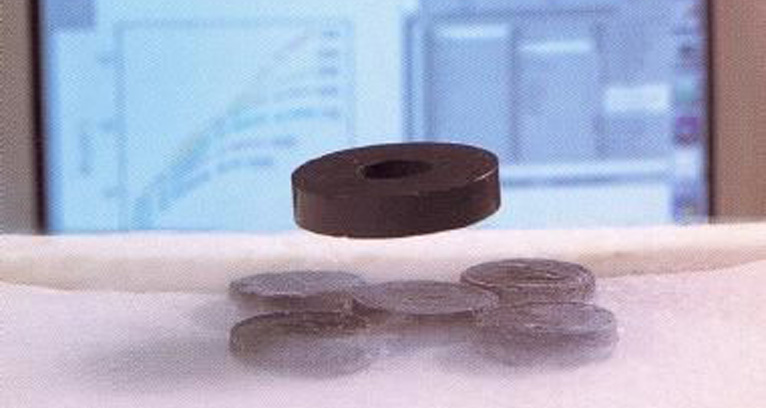 超伝導体による永久磁石の浮上実験