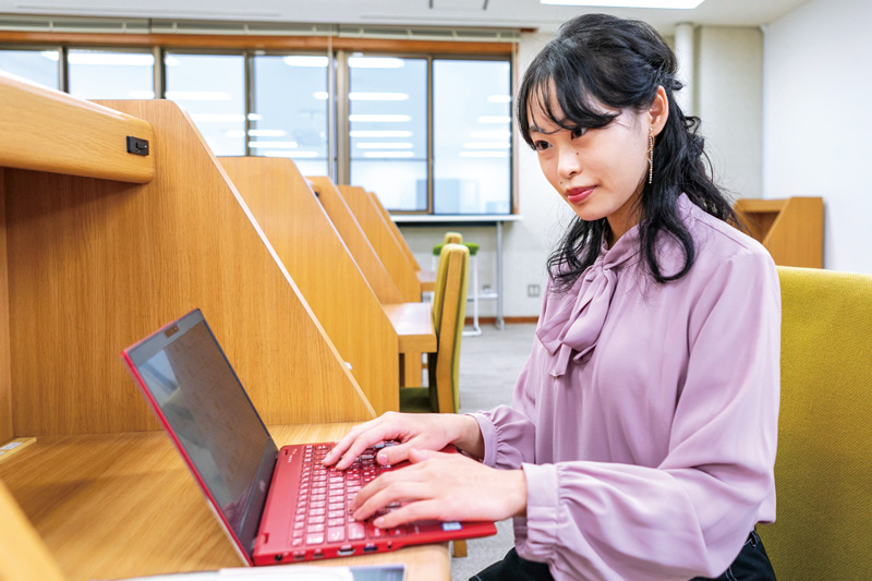 図書館で自習の様子