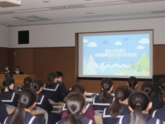 筑紫女学園高等学校１年生による探究活動発表会を実施しました。