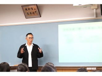 筑紫女学園高等学校1年生を対象に2025年度第2回進路選択特別講演会を実施しました